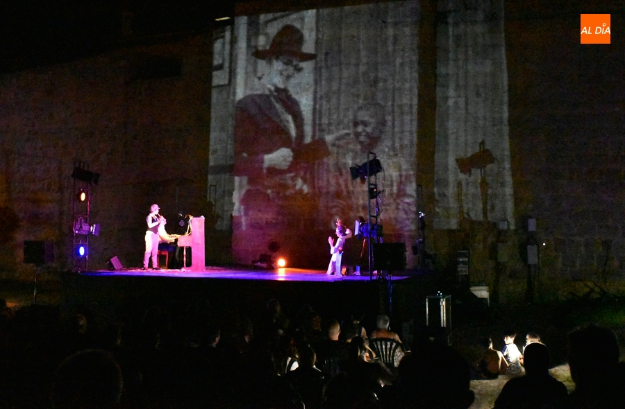 El lienzo de la muralla se convierte en una gran pantalla para repasar la historia del cine mudo