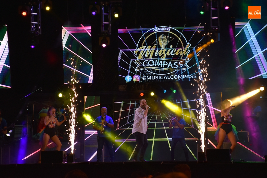 La Orquesta Musical Compass pone la banda sonora a la víspera del Martes Chico