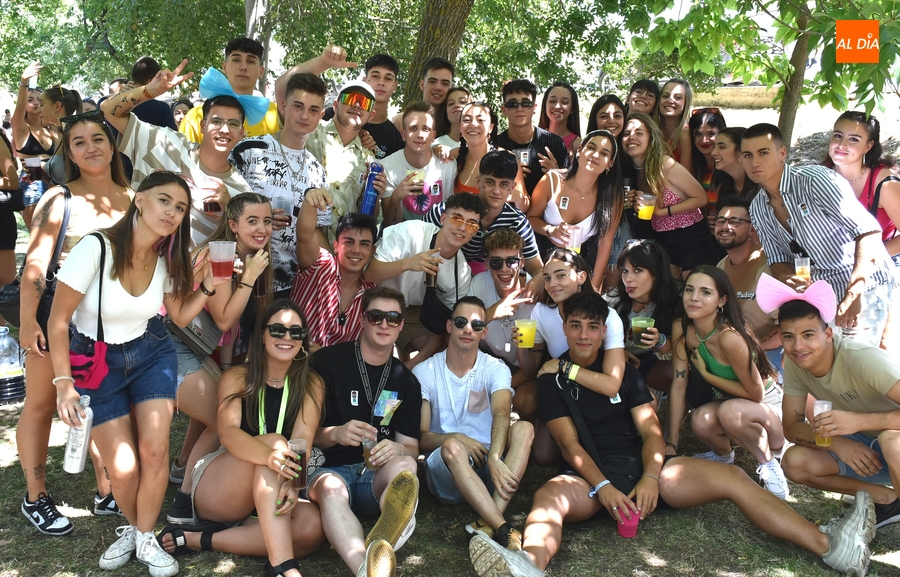 Los jóvenes sufren la escasez de hielo en el mercado en su gran botellón del Martes Mayor