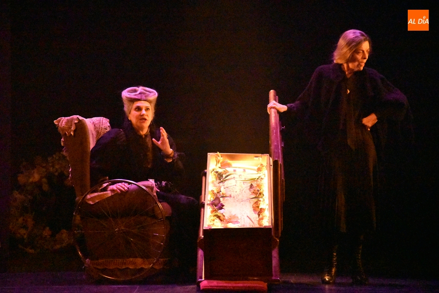 Las conocidas actrices Maite Sandoval y Nuria González toman parte en la Feria desde un velatorio