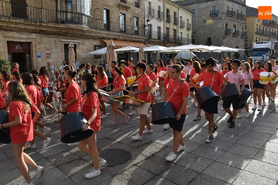 Los jóvenes del Divierteatro hacen partícipes a toda la ciudad del 25º cumpleaños de la Feria