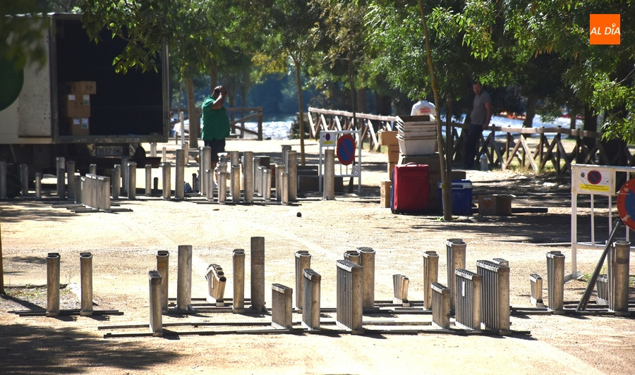 Día de preparativos en el parking de La Pesquera para el lanzamiento de los fuegos artificiales