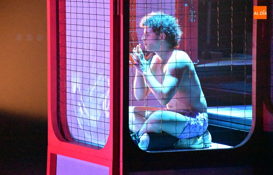 La interactiva historia de un adolescente impacta en su estreno absoluto a la par que único