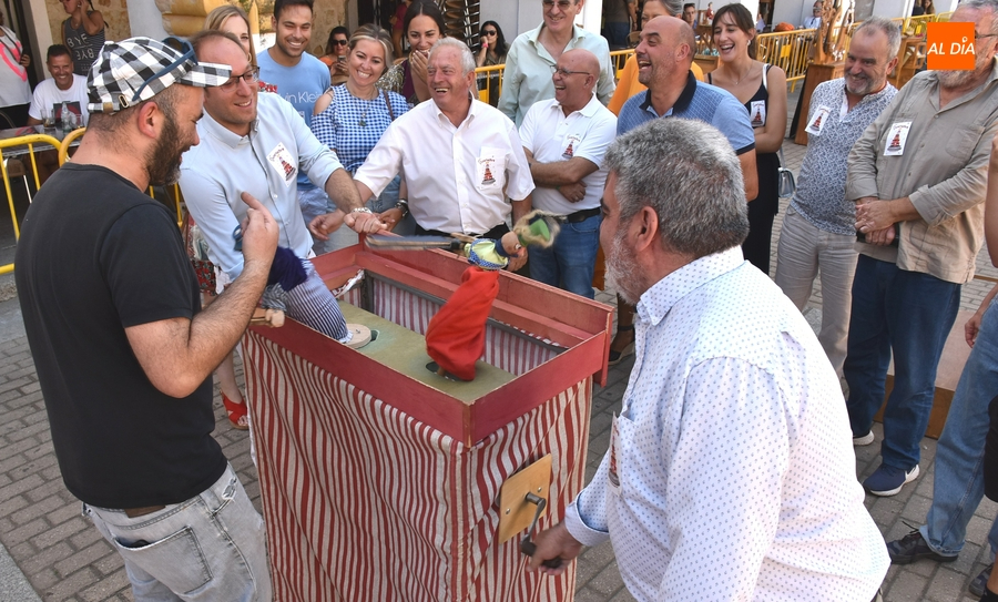 Equipo de Gobierno y oposición mantienen un divertido ‘duelo’ con cachiporra en su visita al Divierteatro