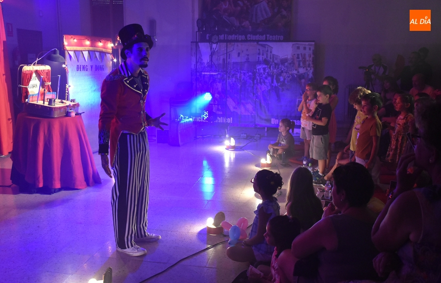 El mirobrigense Dani Gómez deja flipados a los niños con su singular circo de pulgas
