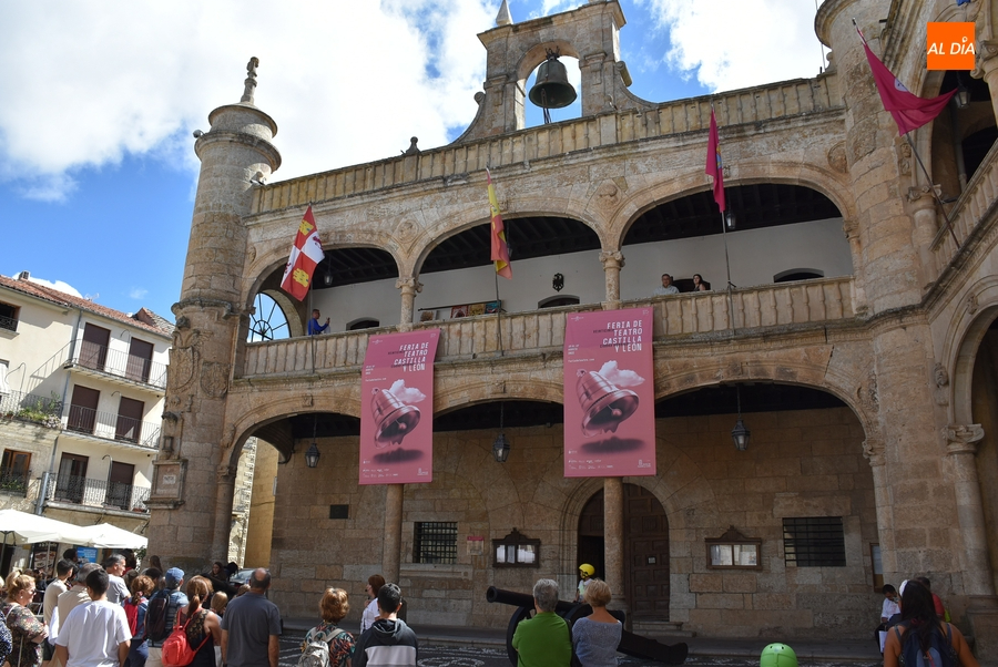 La fachada de la Casa Consistorial suma otras dos grandes campanas