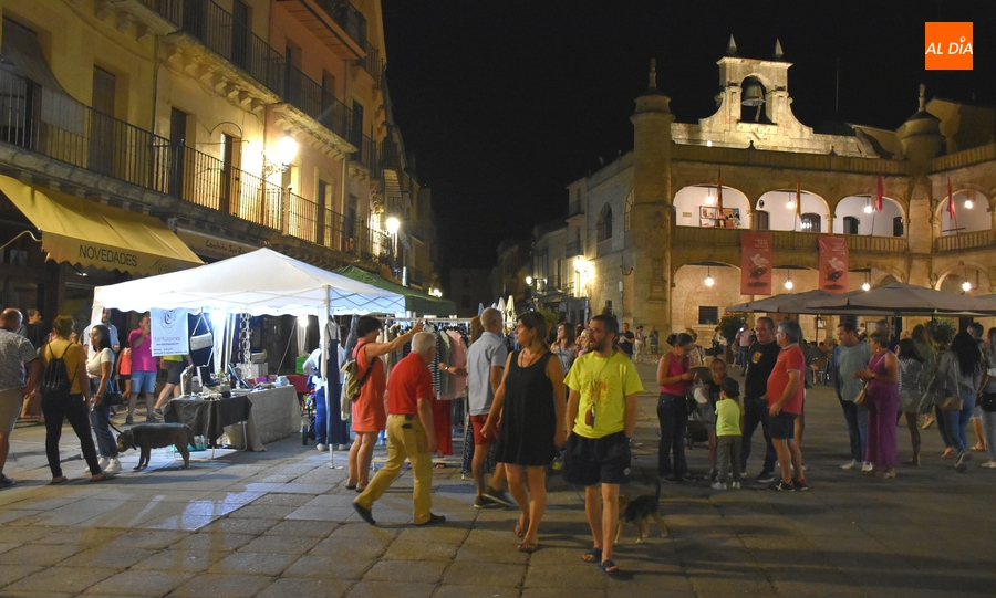 Pocos establecimientos involucrados pero buen ambiente callejero en la 3ª Noche del Comercio