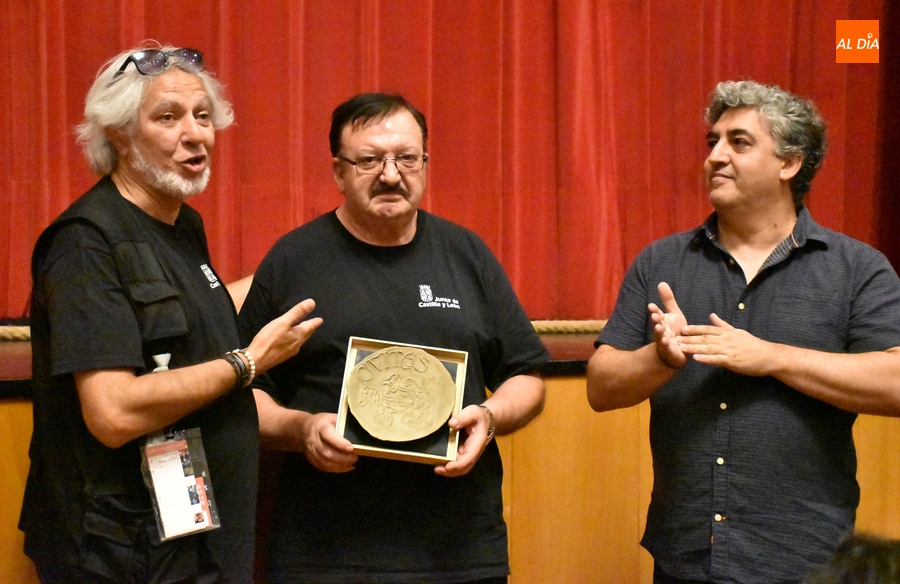 La Feria le da una sorpresa a Míchel, histórico conserje del Teatro Nuevo, por su próxima jubilación