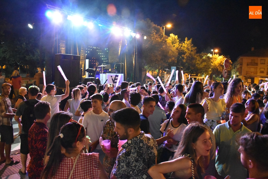 La discomóvil Vibrass se encarga de cerrar de una forma diferente a la habitual el Martes Chico