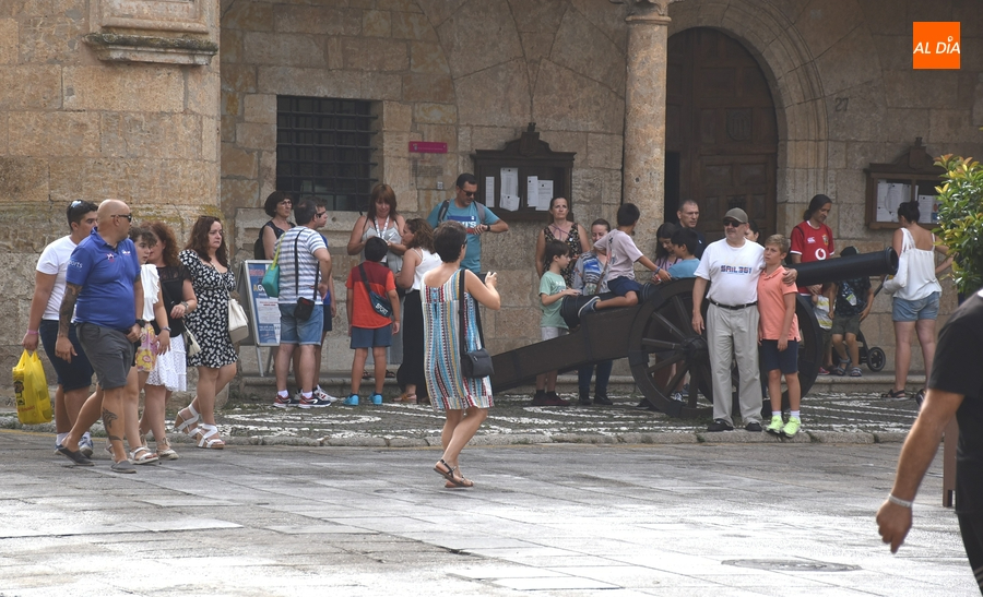 Notable ajetreo, con visita incluida de la lluvia, en la mañana posterior al Martes Mayor