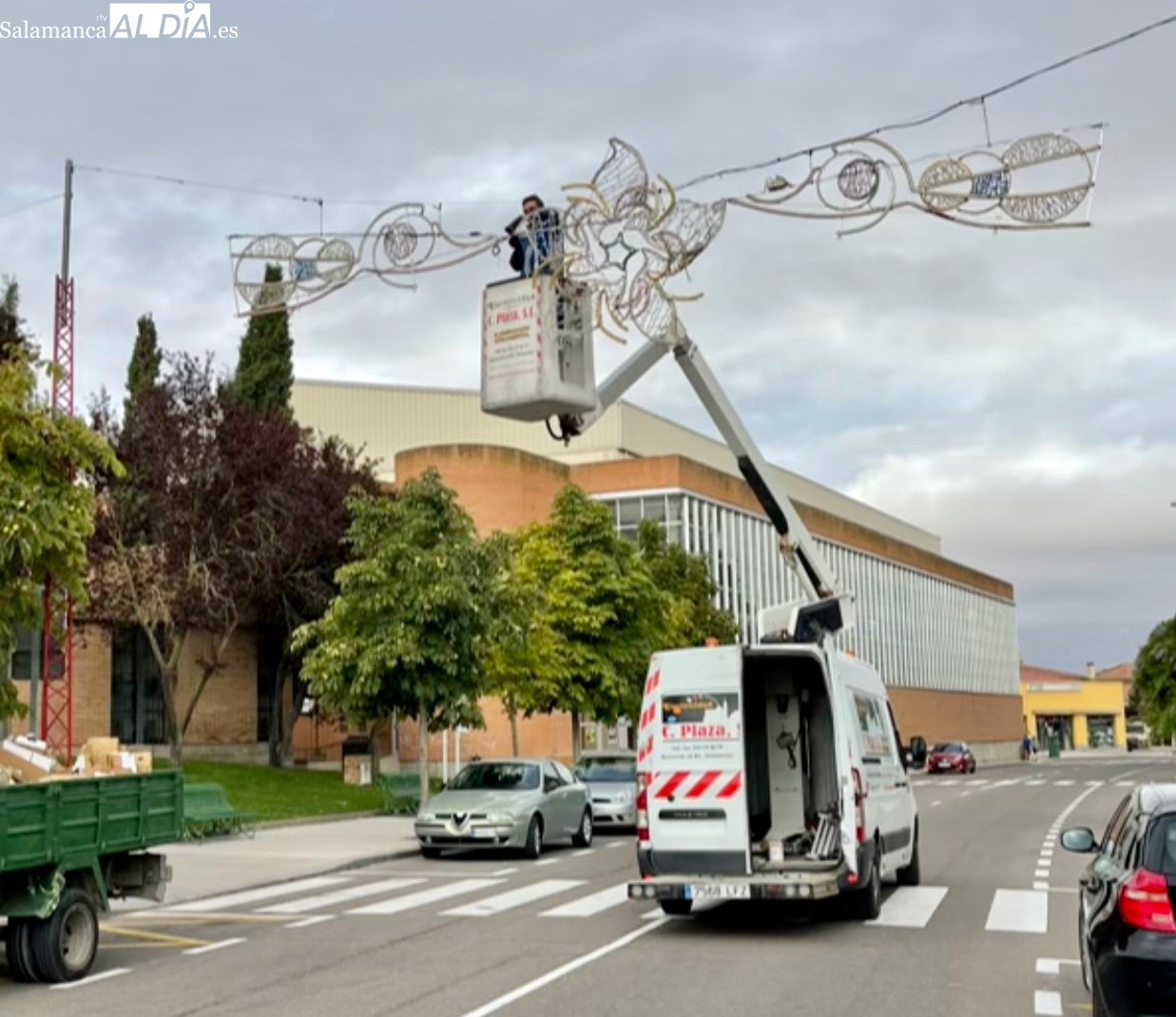 Comienza el montaje de los diferentes arcos luminosos para las Ferias y Fiestas 2022