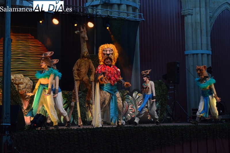 Grandes y pequeños disfrutan y cantan con el musical del Rey León