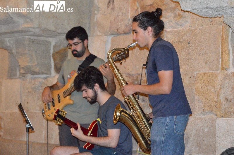 La música en la calle aporta un poco más a la belleza de la ciudad según el bajista Francisco Rojo