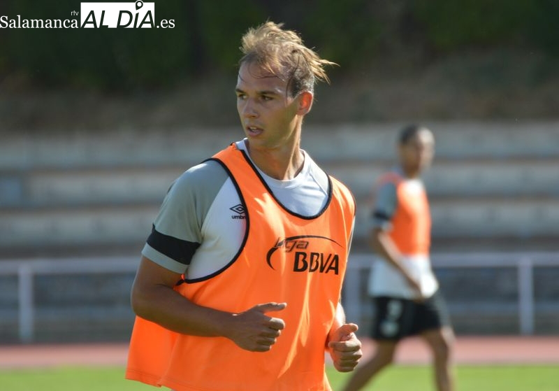 Víctor Poveda, a las órdenes de María Hernández en su primer entrenamiento con el Salamanca UDS