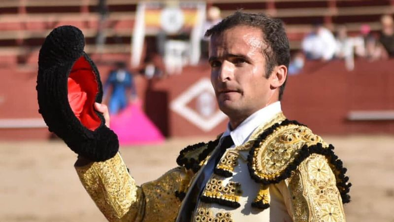 Feísima cogida a Damián Castaño, que resulta herido por un toro de Cuadri en Cenicientos