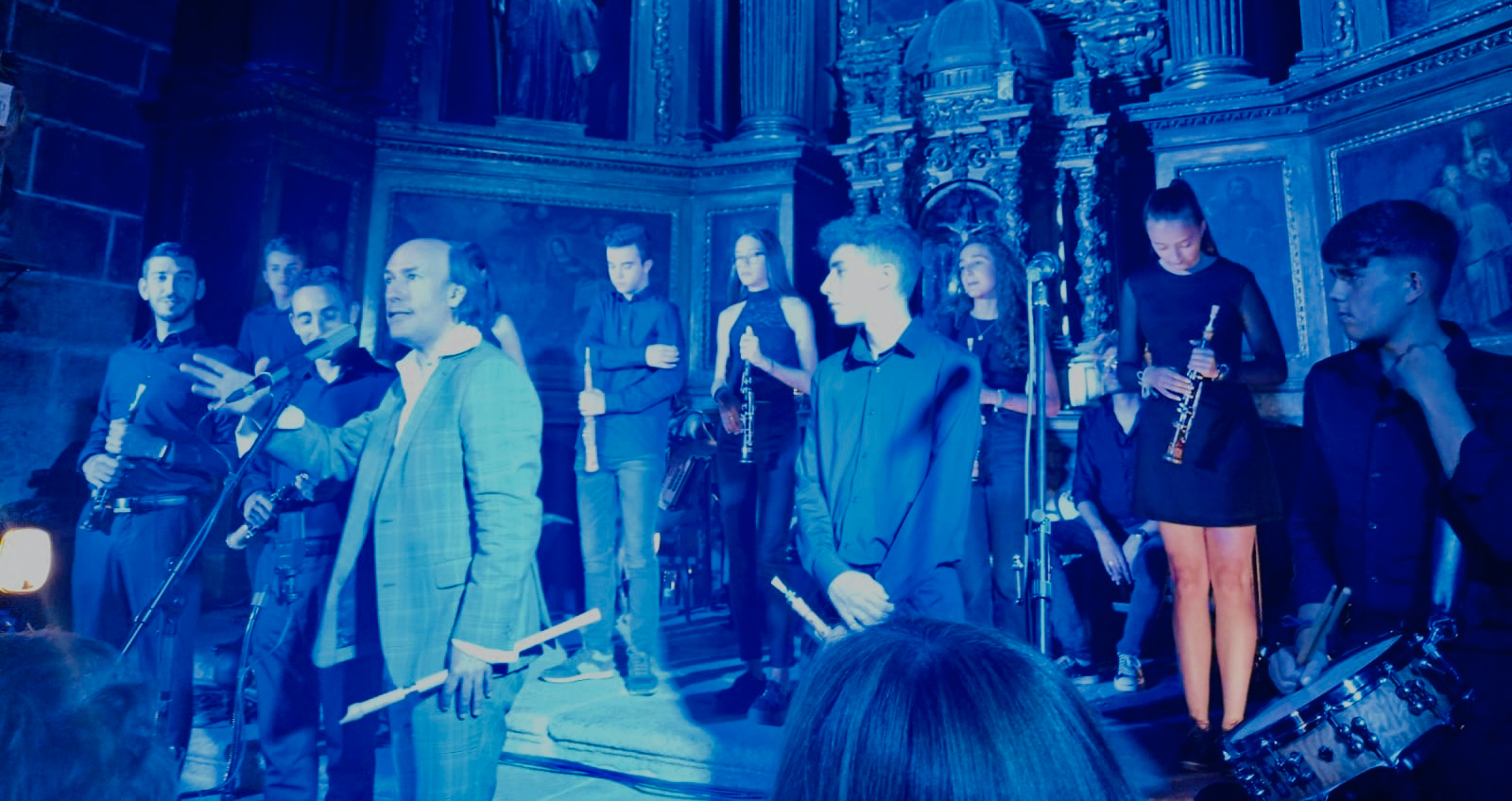 Carlos Núñez emociona en su vuelta a Salmoral