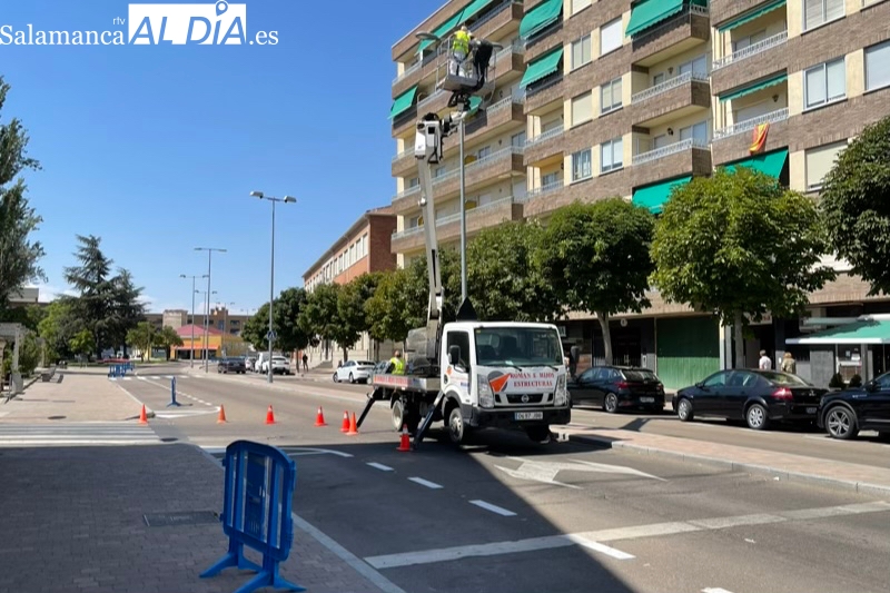 Los integrantes del Programa Ecopintura Peñaranda arrancan agosto con una acción centrada en el pintado de farolas