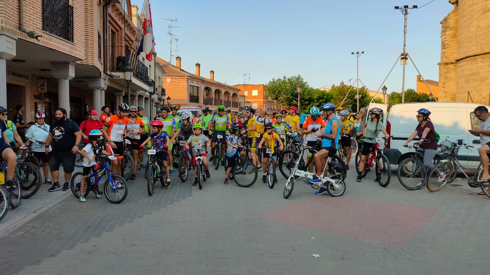 El Día de la familia macoterana vuelve con una concurrida y esperada IV Vuelta Ciclista a Macotera organizada por la Peña Efebos