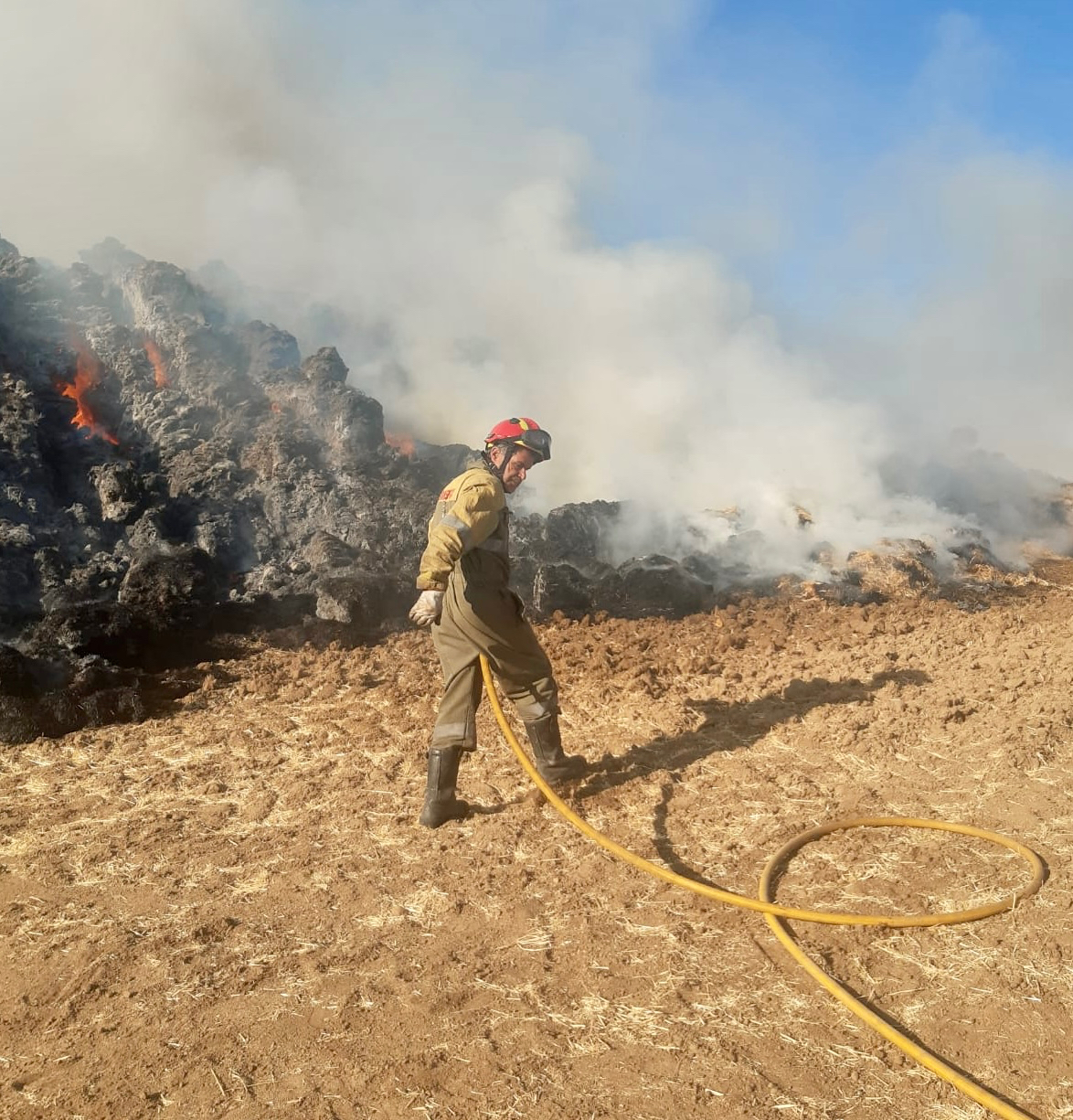Los Bomberos de Peñaranda continúan trabajando para evitar que se reavive el incendio declarado anoche en Paradinas de San Juan 