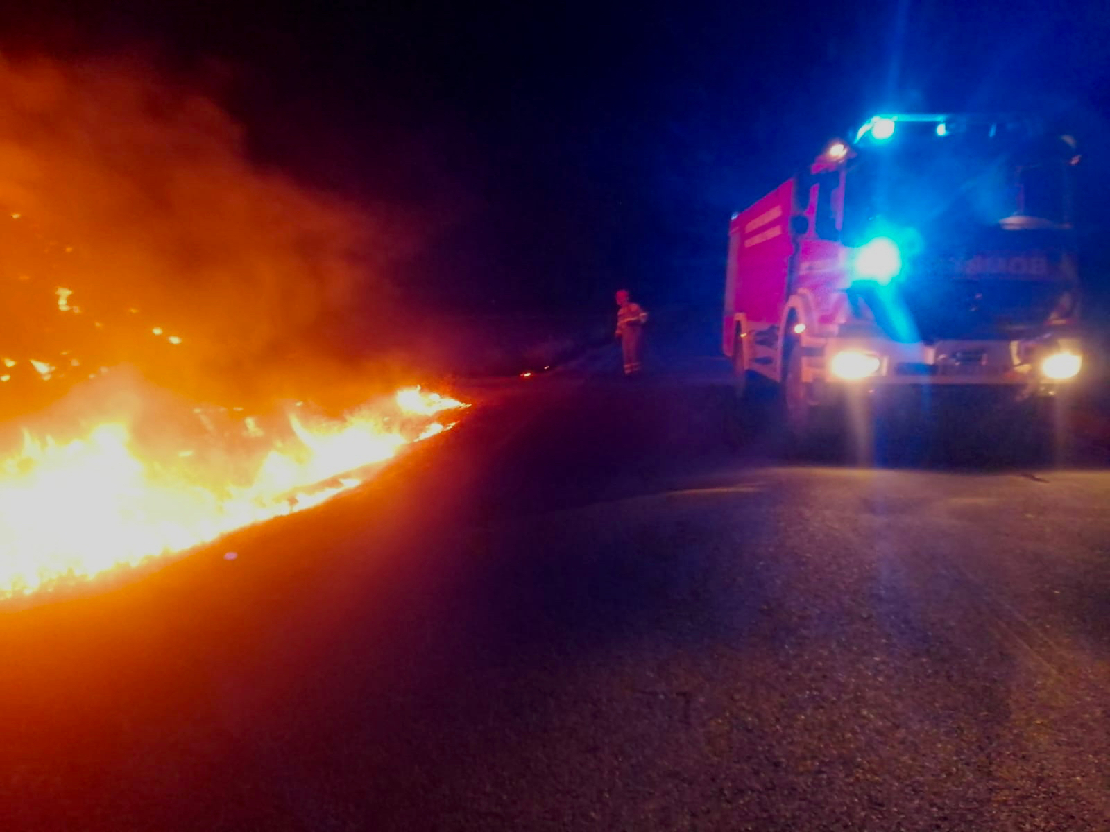 Extinguido un potente incendio declarado en un almacén de paja en Paradinas 
