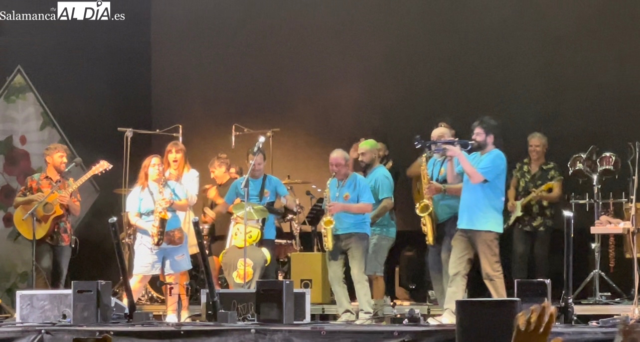 Vídeo: Rozalén, sorprendida y sin palabras con la llegada al escenario de la Charanga peñarandina Dale Kaña 2.0