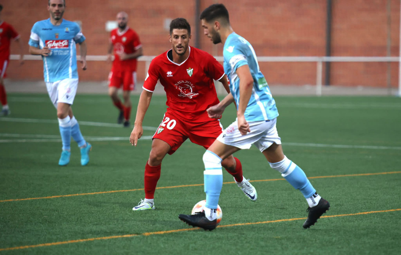 El Guijuelo remonta en Coria para seguir engrasando la maquinaria (1-2)