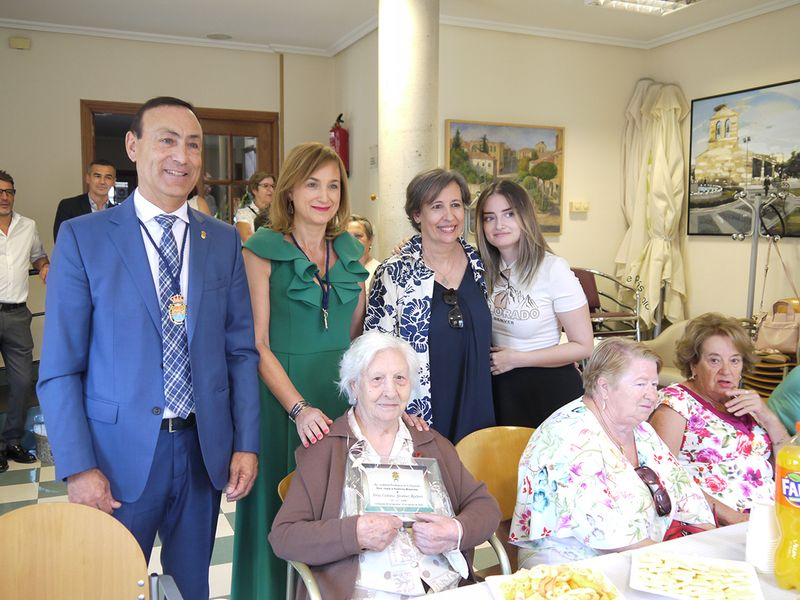 Emotivo homenaje a los vecinos más longevos de Carbajosa de la Sagrada