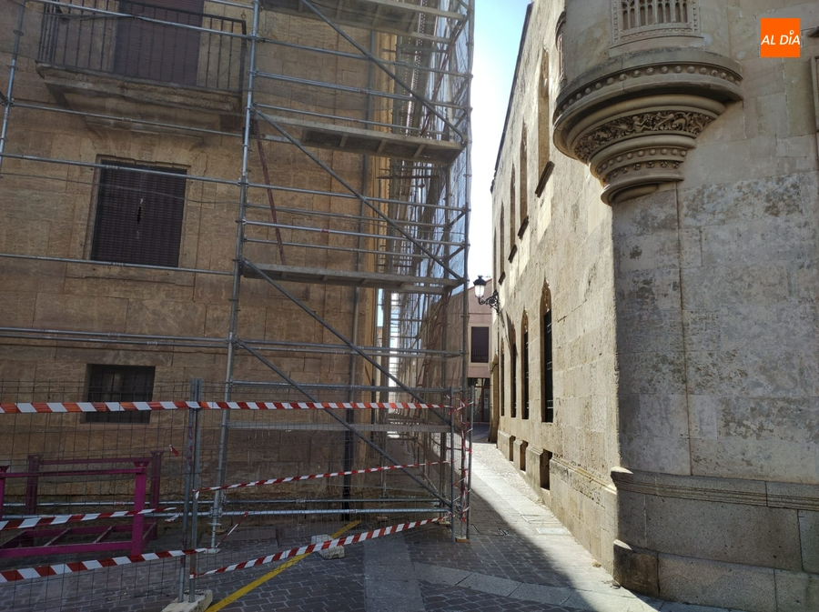 Cortada al tráfico la calle Campo de San Vicente por el cambio de cubierta del Palacio Episcopal