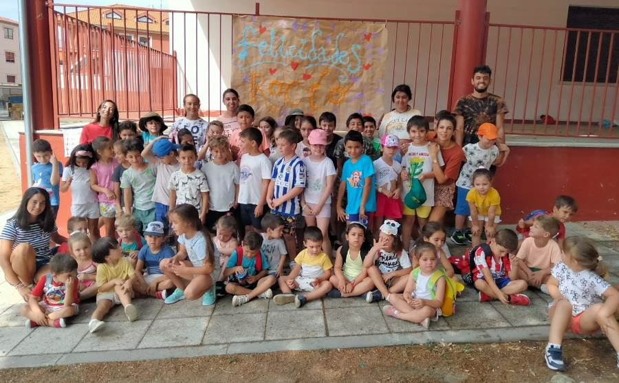 Los niños de Conciliamos crean un photocall con elementos locales
