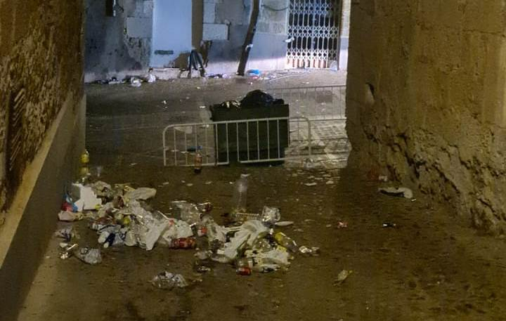 Las vallas no impidieron que la calle Granadilla quedase una vez más en un deplorable estado