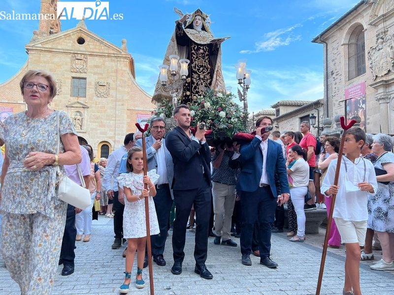Alba de Tormes se despide de Santa Teresa en su regreso a clausura