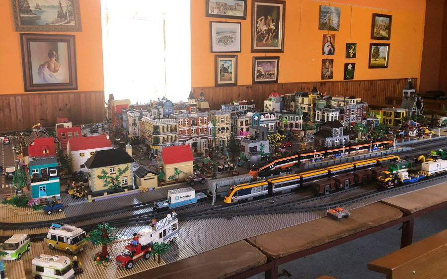 Expuesto en Aldea del Obispo un gran montaje a base de piezas de Lego