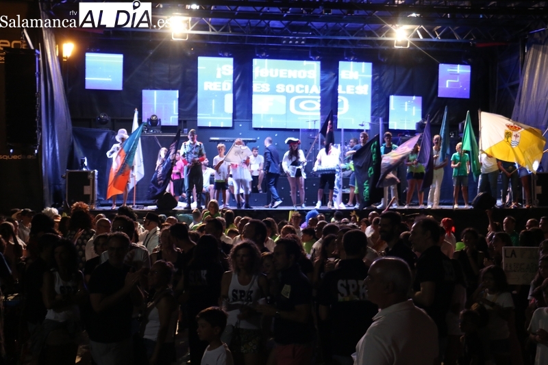 El desfile de peñas anima en Saucelle el inicio de las fiestas de San Lorenzo