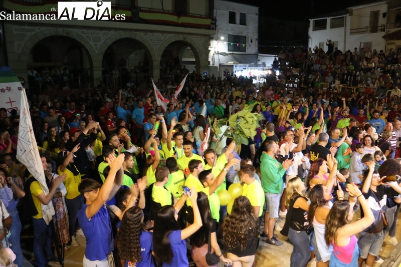 Las peñas llenan de alegría y colorido la Plaza de Villarino en el inicio oficial de las fiestas