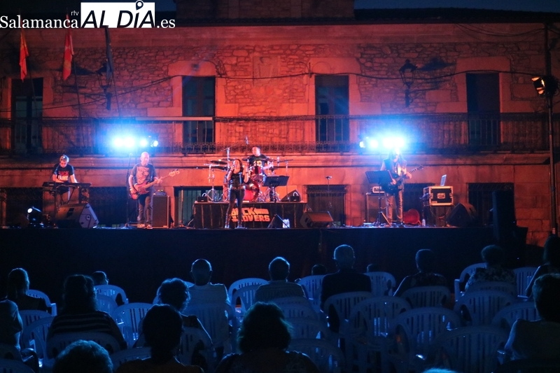 Back to the Covers traslada la Plaza de España de Vitigudino cuatro décadas atrás 