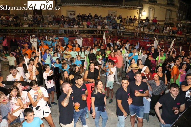El desfile de peñas anima el inicio de las fiestas de Vilvestre