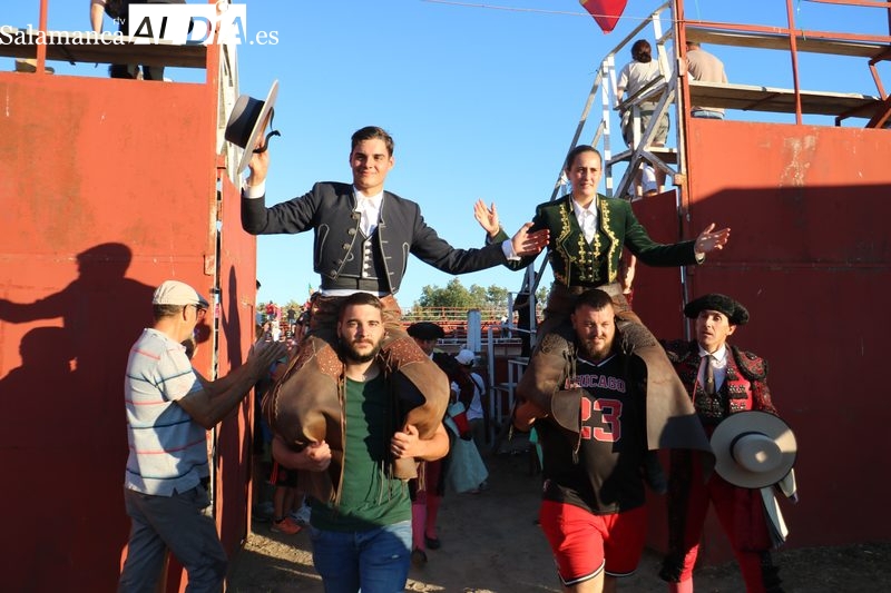 Rocío Arrogante y Sergio Pérez salen a hombros en Masueco con un buen encierro del Capea 