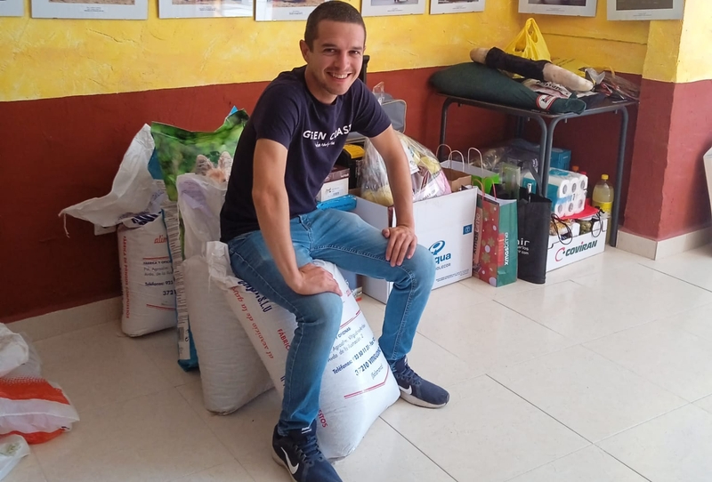 La Asociación Taurina Villa de Vitigudino entrega la cesta del Toro de Cajón 2022 a Ismael Sánchez