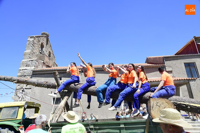 El Sahugo iza el pino al estilo tradicional en honor a San Cayetano