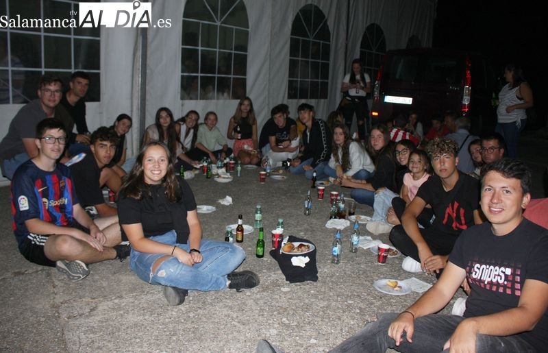 Los vecinos de Ahigal de Villarino cogen fuerzas  para encarar las fiestas con una parrillada