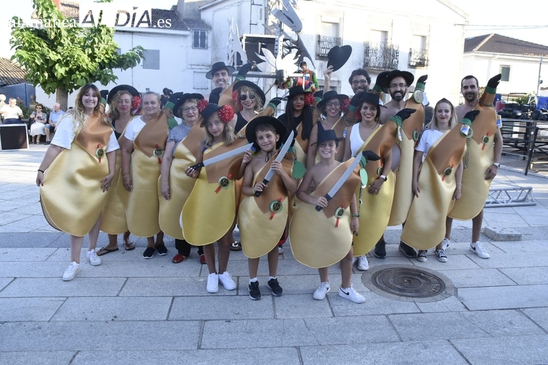 El desfile de disfraces anima las fiestas de verano en Almendra