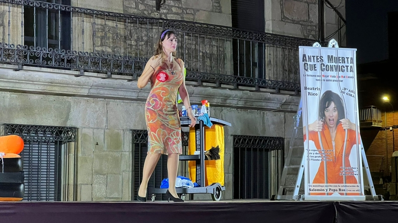 Beatriz Rico logra las risas del público de Vitigudino con ‘Antes muerta que convicta’