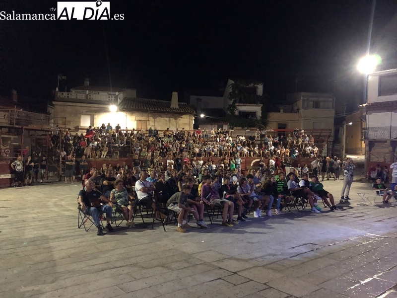 El humorista J. J. Vaquero aguanta el chaparrón en la plaza de Villarino