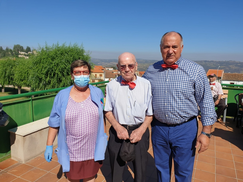 Los mayores de la residencia de Villarino celebran la llegada de las fiestas de San Roque con una chocolatada