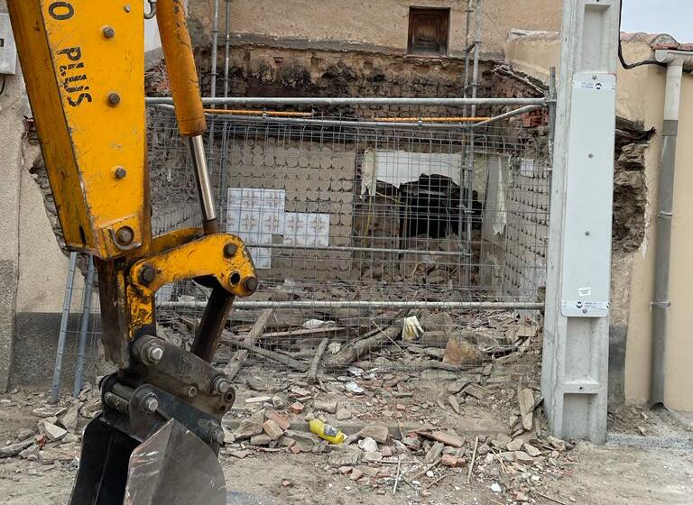 Derriban una casa en mal estado en la calle Santa María