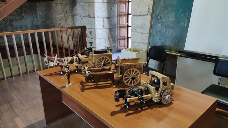 El Cubo de Don Sancho expone en el castillo la obra en madera de Lisardo Calvo