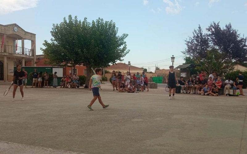 Gran expectación en el torneo de frontenis de Encinasola de los Comendadores