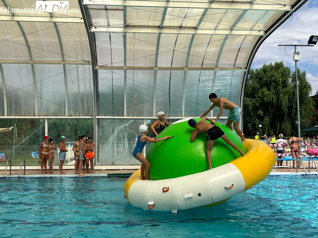 Hinchables y juegos para la diversión de los más pequeños en las piscinas municipales