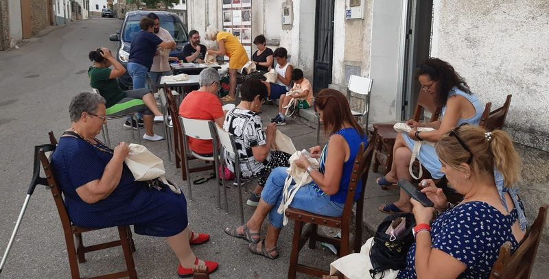 En Barruecopardo vuelve el bordado a la calle con el programa ‘Pueblos al fresco’ de la Diputación de Salamanca