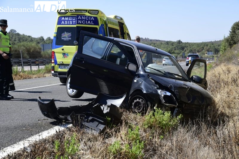Varias vueltas de campana de un vehículo tras un espectacular choque cerca de Ciudad Rodrigo 
